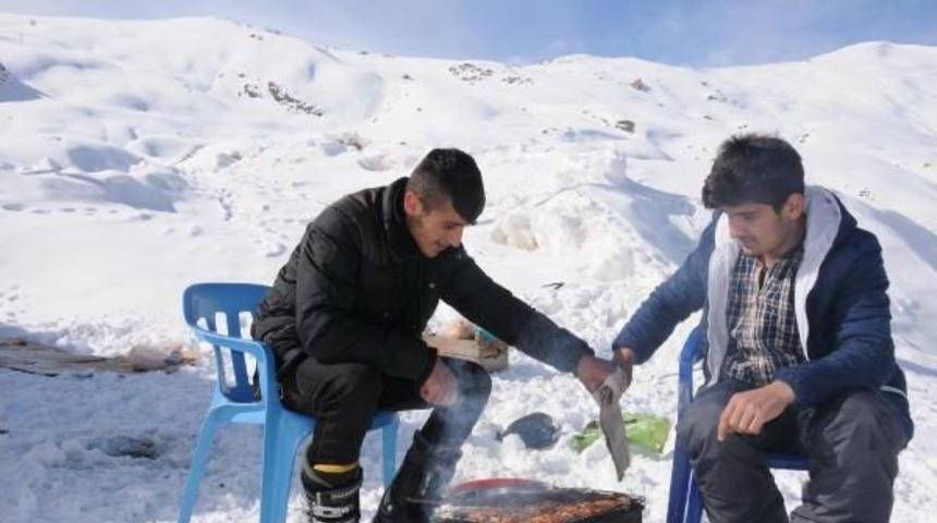 Hakkari'de Kar &Uuml;st&uuml;nde Mangal Ve Kayak Keyfi
