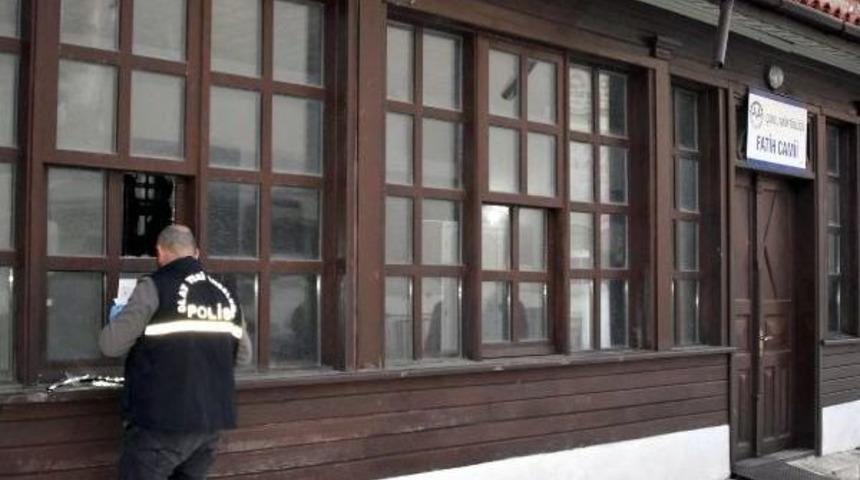 Hırsız, Girdiği Camiye Zarar Verdi