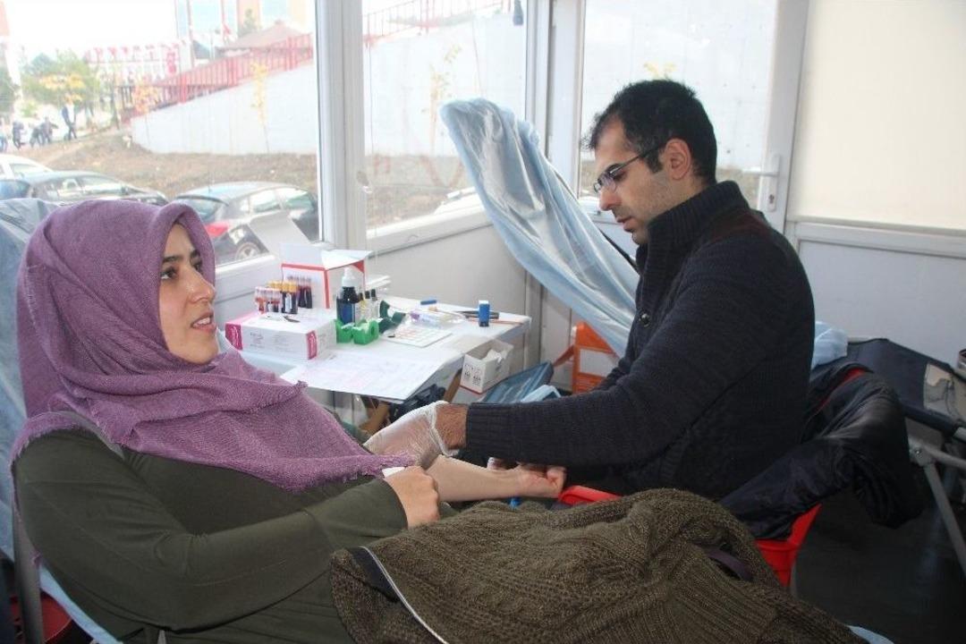 &Uuml;niversite &Ouml;ğrencilerden Rekor Kan Bağışı