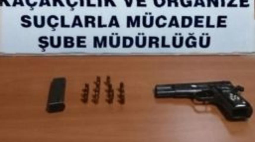 Polis Ara&ccedil;ta Yaptığı Aramada Ruhsatsız Tabanca Yakaladı