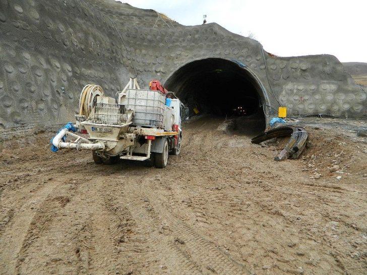 Posof Ulgar Dağı Tüneli’nde Çalışmalar Yoğunlaştı G4