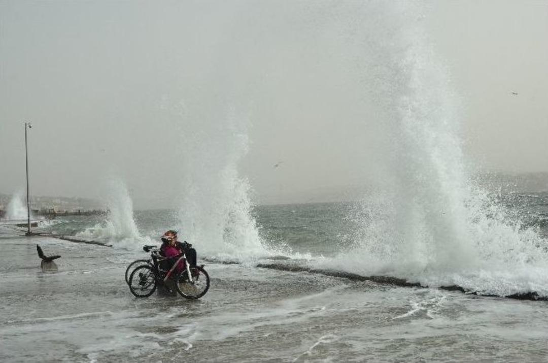 İstanbul&rsquo;da Lodos İlgin&ccedil; G&ouml;r&uuml;nt&uuml;ler Oluşturdu