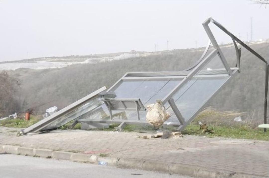 Yalova&rsquo;da Binaların &Ccedil;atıları U&ccedil;tu