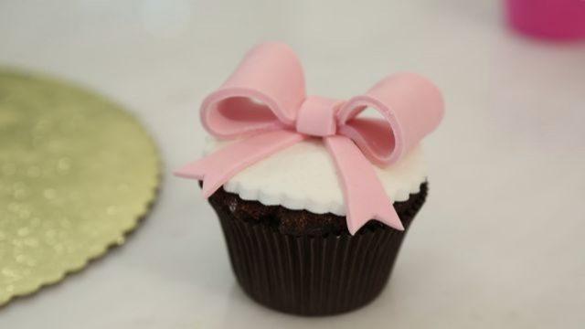 Şeker hamurundan kurdela figürü nasıl yapılır?