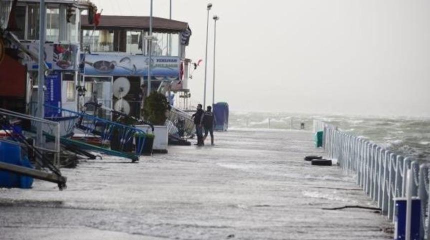 Kocaeli'yi Lodos Vurdu; &Ccedil;atılar U&ccedil;tu, Deniz Kabardı