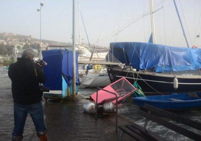 Kocaeli'yi Lodos Vurdu; Çatılar Uçtu, Deniz Kabardı