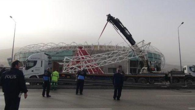 Timsah Arena’Nın Vinci Taksi Üzerine Devrildi; 1 Ölü, 1 Yaralı (3)