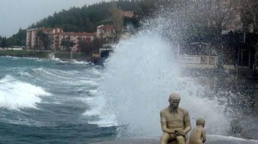 &Ccedil;anakkale'de Fırtına Etkisini S&uuml;rd&uuml;r&uuml;yor