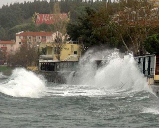 Çanakkale'de Fırtına Etkisini Sürdürüyor