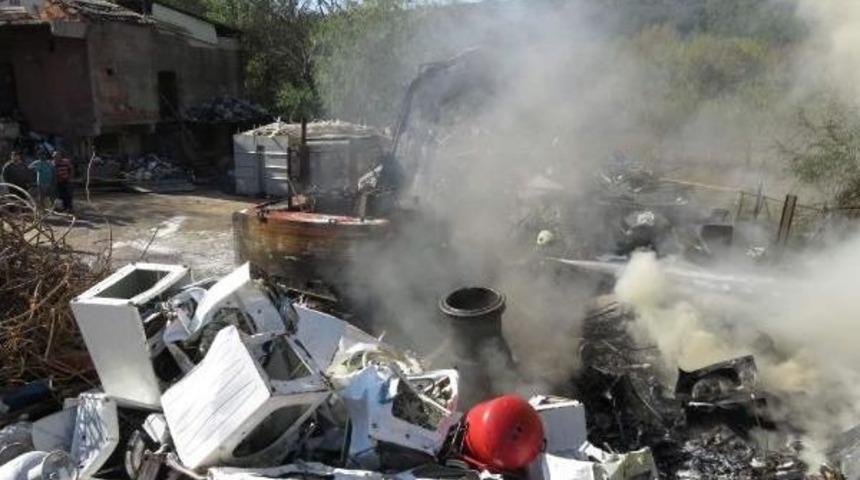 Hurda Deposundaki Yangında Iş Makinesi Kullanılamaz Hale Geldi