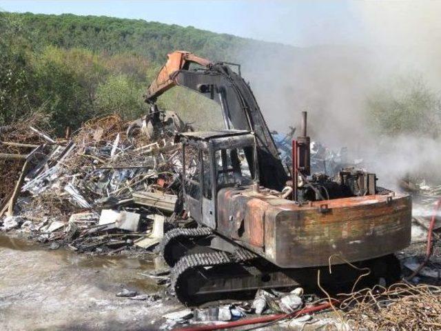 Hurda Deposundaki Yangında Iş Makinesi Kullanılamaz Hale Geldi