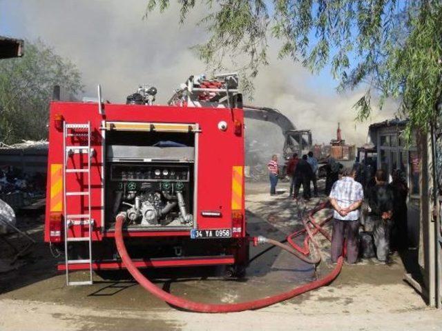 Hurda Deposundaki Yangında Iş Makinesi Kullanılamaz Hale Geldi