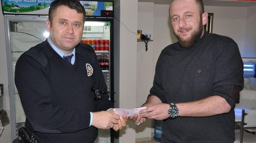Bulduğu 10 Bin Lirayı Polise Teslim Etti