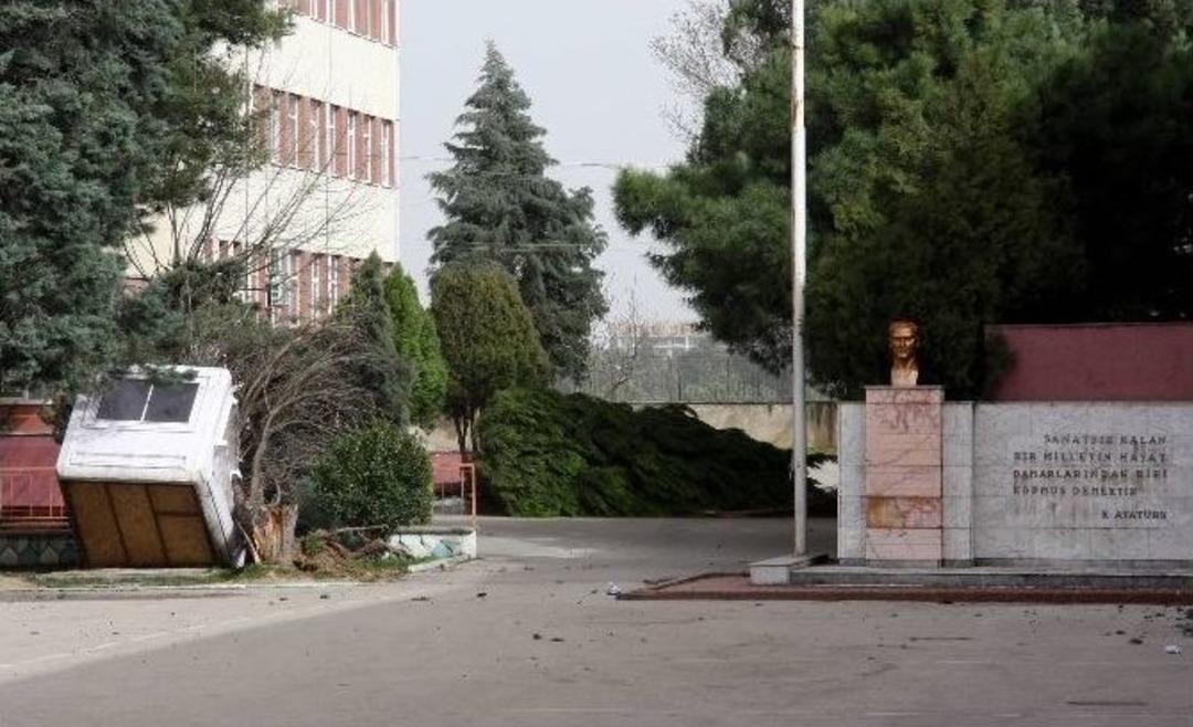 Lodos Bursa&rsquo;da Yıkmaya Devam Ediyor