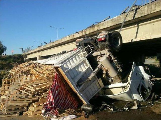 Palet Yüklü Kamyon Köprüden Uçtu