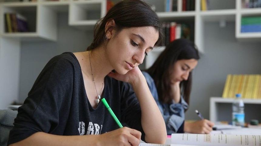 Tarık Akan Gen&ccedil;lik Merkezine Rekor Başvuru