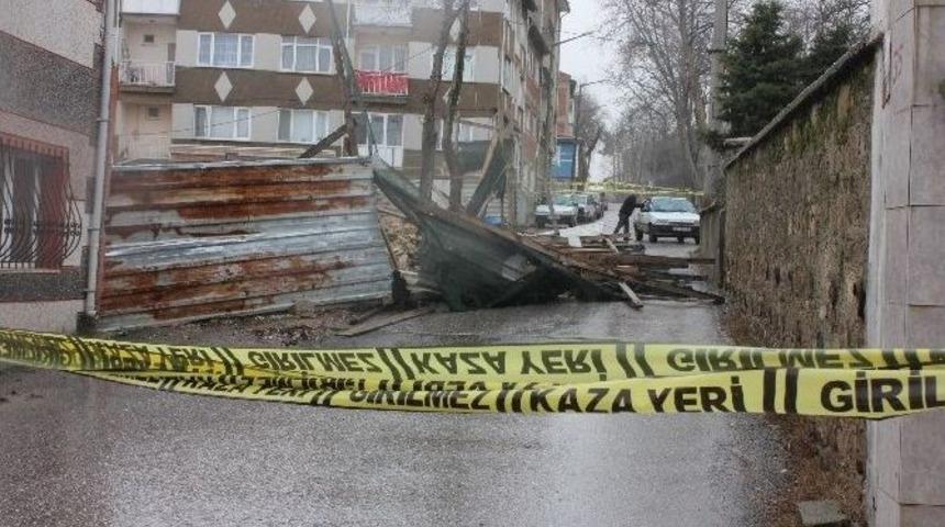 Edirne&rsquo;de Şiddetli Fırtına &Ccedil;atıları U&ccedil;urdu, Ağa&ccedil;ları Devirdi