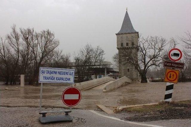 Edirne’de Şiddetli Fırtına Çatıları Uçurdu, Ağaçları Devirdi