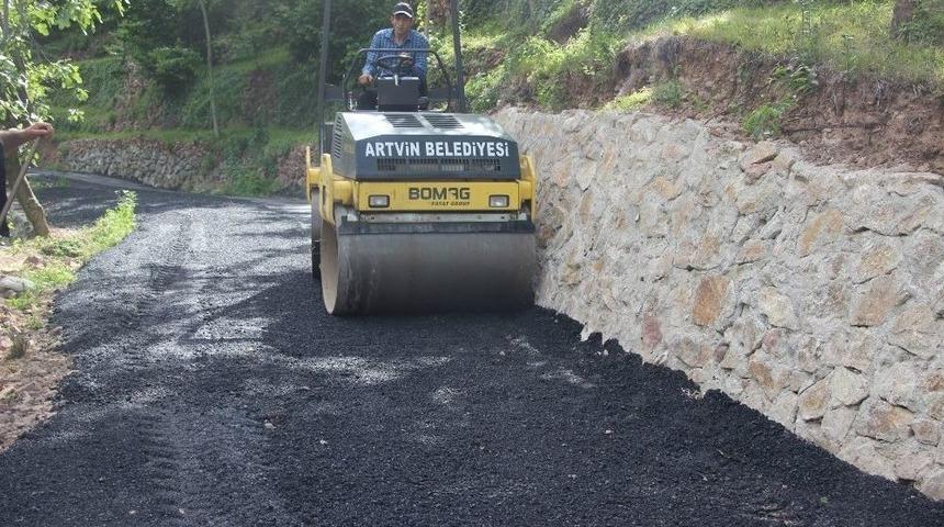 Artvin&rsquo;de &Uuml;&ccedil; Ayda 500 Ton Asfalt D&ouml;k&uuml;ld&uuml;