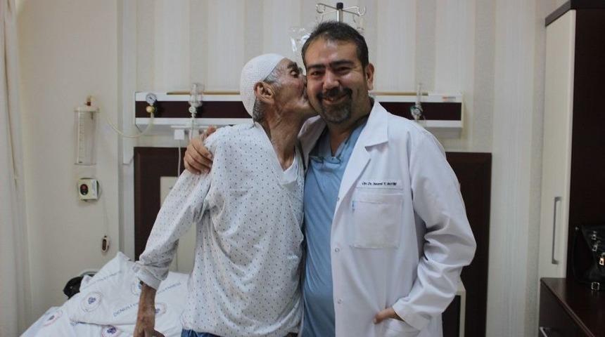 80 Yaşındaki Adamın Cesareti Doktoru Ameliyata İkna Etti
