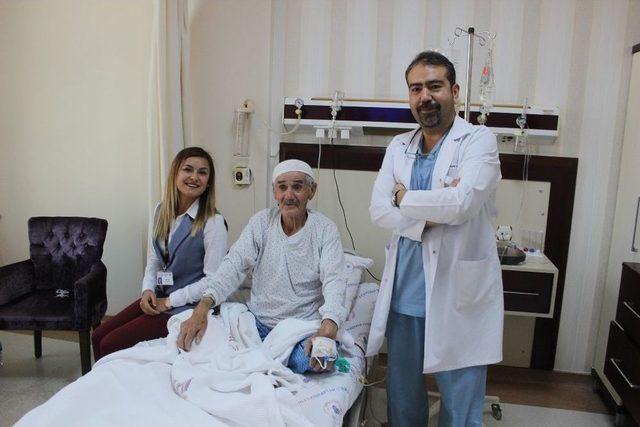 80 Yaşındaki Adamın Cesareti Doktoru Ameliyata İkna Etti