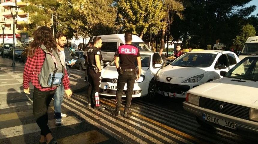 Birbirine Yol Vermeyen S&uuml;r&uuml;c&uuml;ler Kaza Yaptı