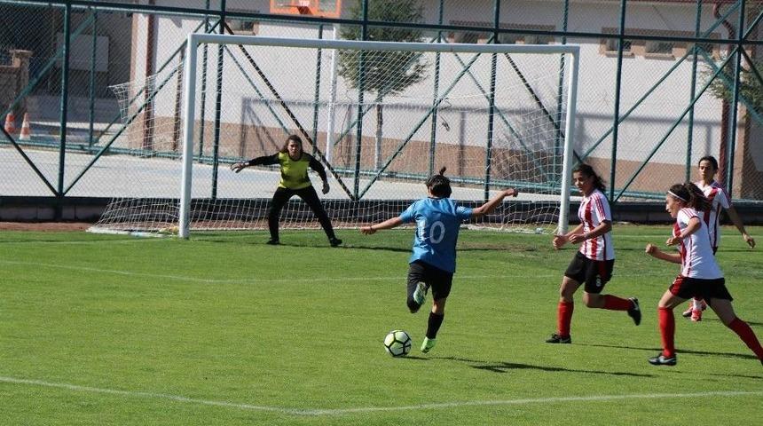 Gen&ccedil; Kızlar T&uuml;rkiye Futbol Şampiyonası &Ccedil;eyrek Final Ma&ccedil;ı Nevşehir&rsquo;de Oynandı