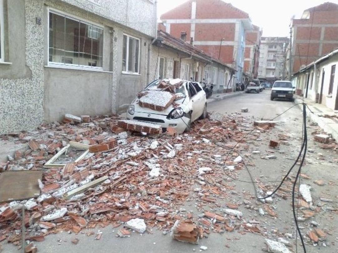 Lodos, Cami Minaresini, Tır Ve Kamyonları Devirdi