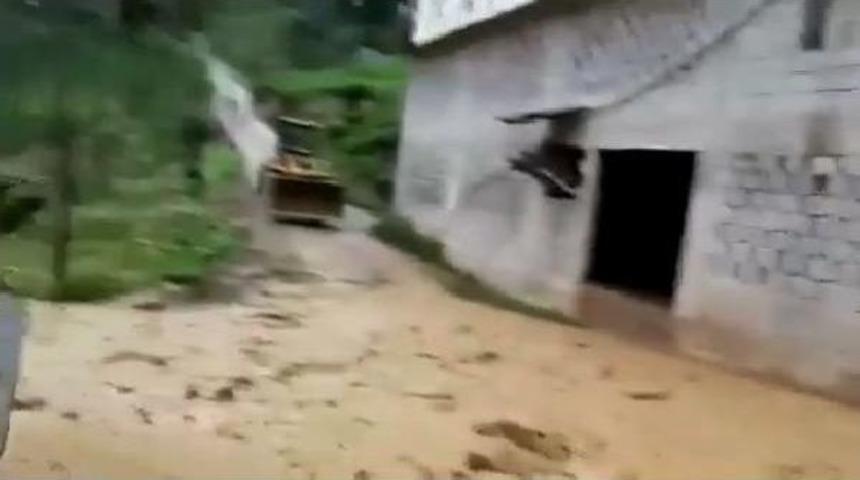 G&uuml;neysu'da K&ouml;yde Sel Paniği