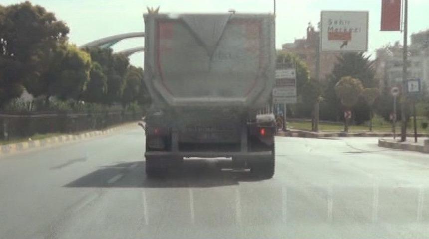 Kum Y&uuml;kl&uuml; Hafriyat Kamyonunun Tehlikeli Yolculuğu