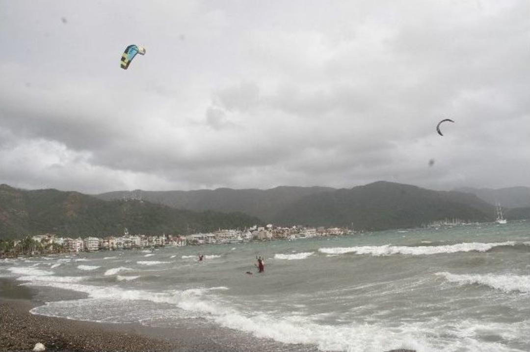 Marmaris&rsquo;te S&ouml;rf&ccedil;&uuml;lerden Lodos Şov
