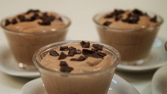 Çikolatalı parfe nasıl servis edilir?