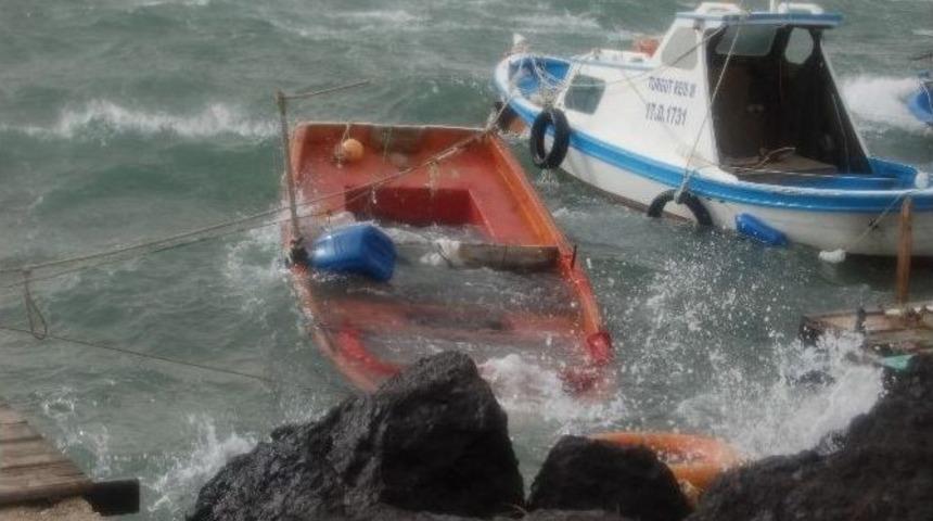 Fırtına Evlerin &Ccedil;atısını U&ccedil;urdu, Tekneler Battı, Ağa&ccedil;lar Yıkıldı
