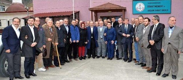 Başkan Gümrükçüoğlu Dernekpazarında Muhtarlarla Bir Araya Geldi