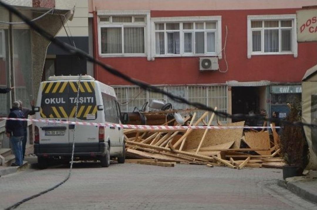 Lodos Seyrantepe&rsquo;de &Ccedil;atıyı U&ccedil;urdu