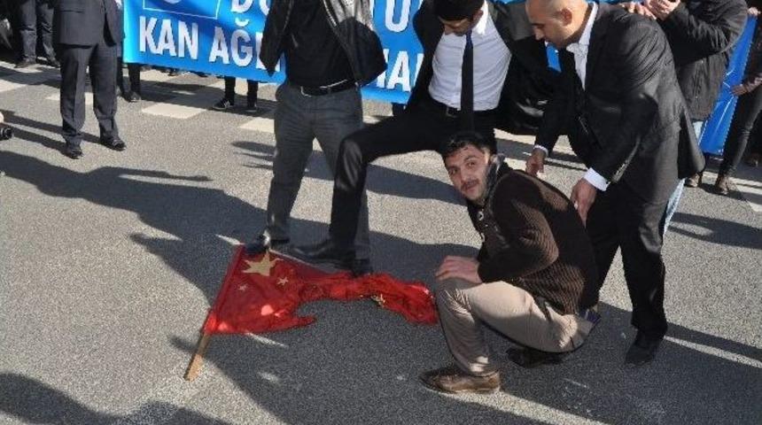 &Uuml;lk&uuml;c&uuml;ler &Ccedil;in Bayrağını Yaktı