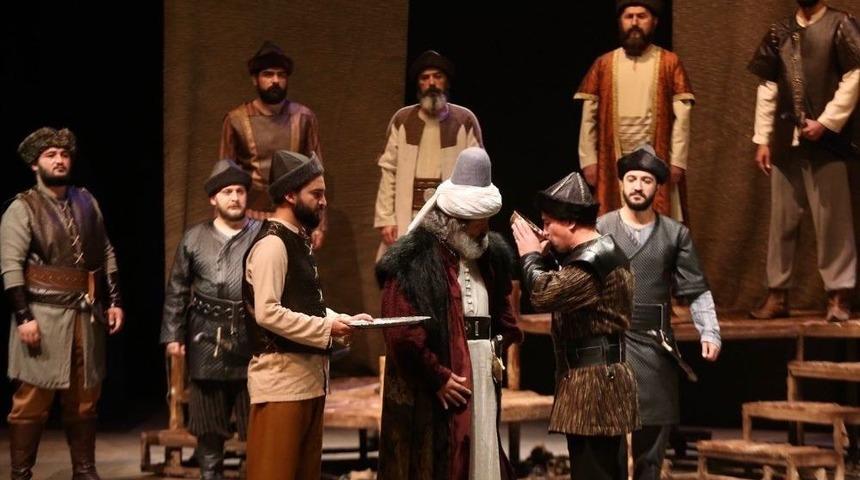 Bakan Kurtulmuş, C&uuml;neyt G&ouml;k&ccedil;er Sahnesi&rsquo;nde &rsquo;osmancık&rsquo;ı İzledi