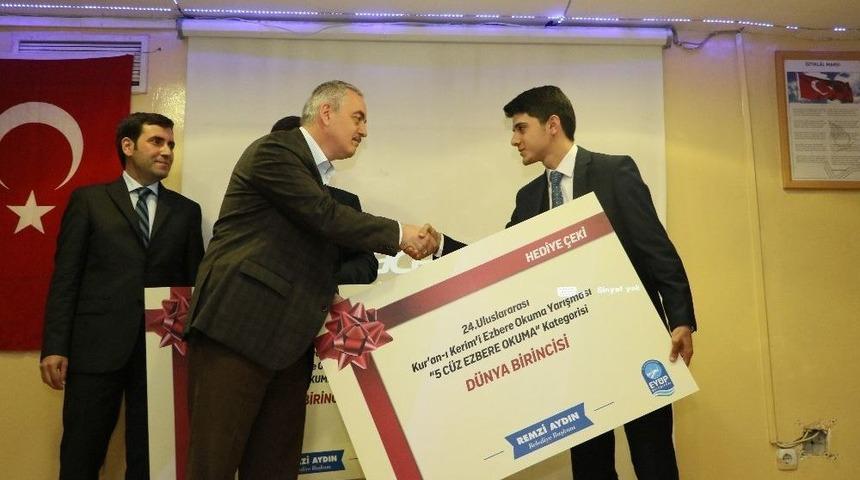 Başkan Remzi Aydın, D&uuml;nya Birincisi Hafız Kardeşleri &Ouml;d&uuml;llendirdi