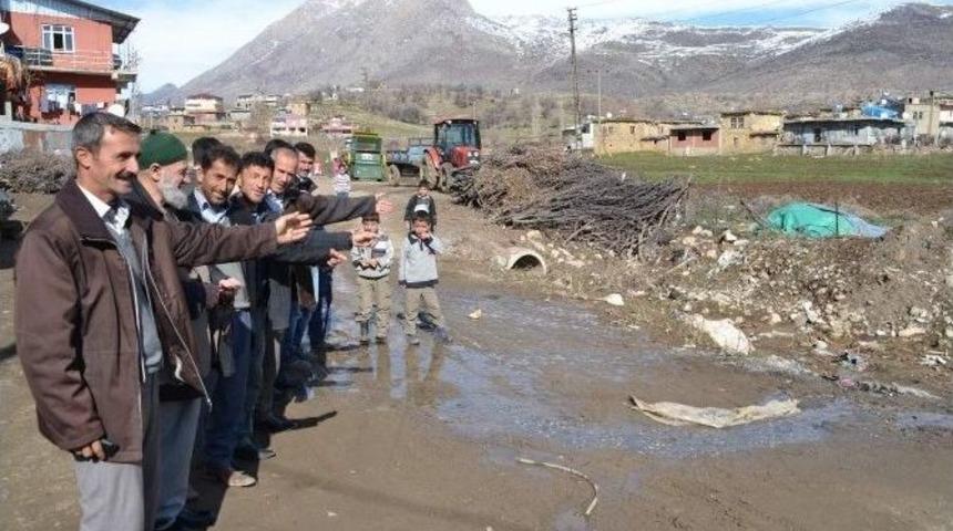 A&ccedil;ıktan Akan Kanalizasyon Sağlığı Tehdit Ediyor
