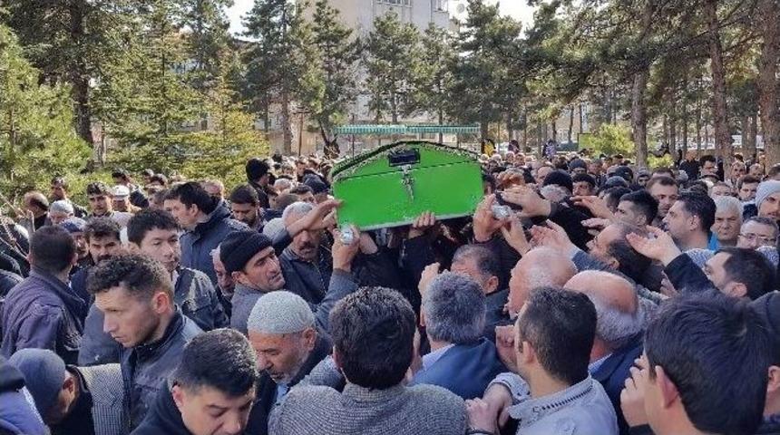 R&uuml;zgardan Devrilen Duvar Altında Kalarak &Ouml;len İş&ccedil;i Defnedildi