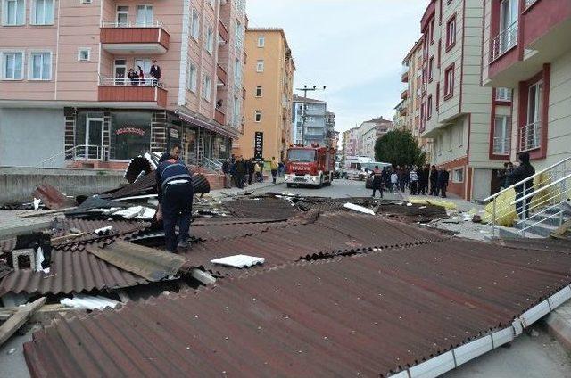 Bafra’da Rüzgar Çatı Uçurdu