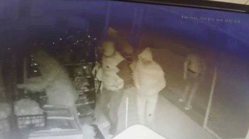 Markete Giren Maskeli Hırsızlar Sigaraları Talan Etti