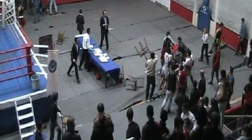 Uşak'ta Spor Salonunda Meydan Savaşı