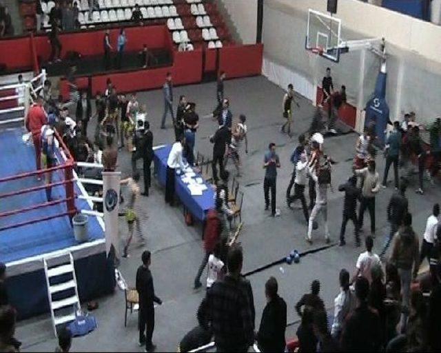 Uşak'ta Spor Salonunda Meydan Savaşı