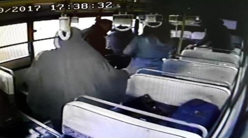 Hemşireden Halk Otob&uuml;s&uuml;nde Kalp Krizi Ge&ccedil;iren Adama Ilk M&uuml;dahale