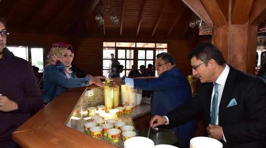 Başkan Yağcı Ve Rekt&ouml;r Taş&rsquo;dan &Ouml;ğrencilere &Ccedil;orba İkramı