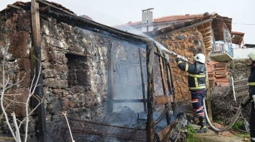 Barakada Yangın &Ccedil;ıktı