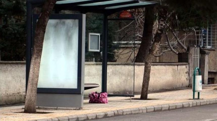Otob&uuml;s Durağında Unutulan &Ccedil;anta Panik Yaşattı