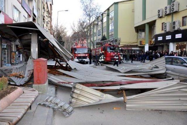 Şiddetli Rüzgar Çatı Uçurdu: 2 Yaralı