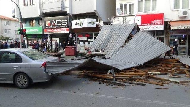 Isparta’da Çatı Uçtu: 2 Yaralı